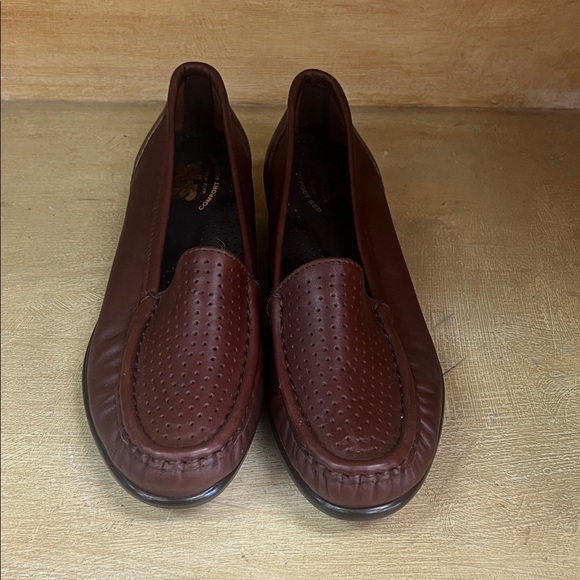 SAS Women's Rich Brown Leather Loafers - Picture 1 of 7